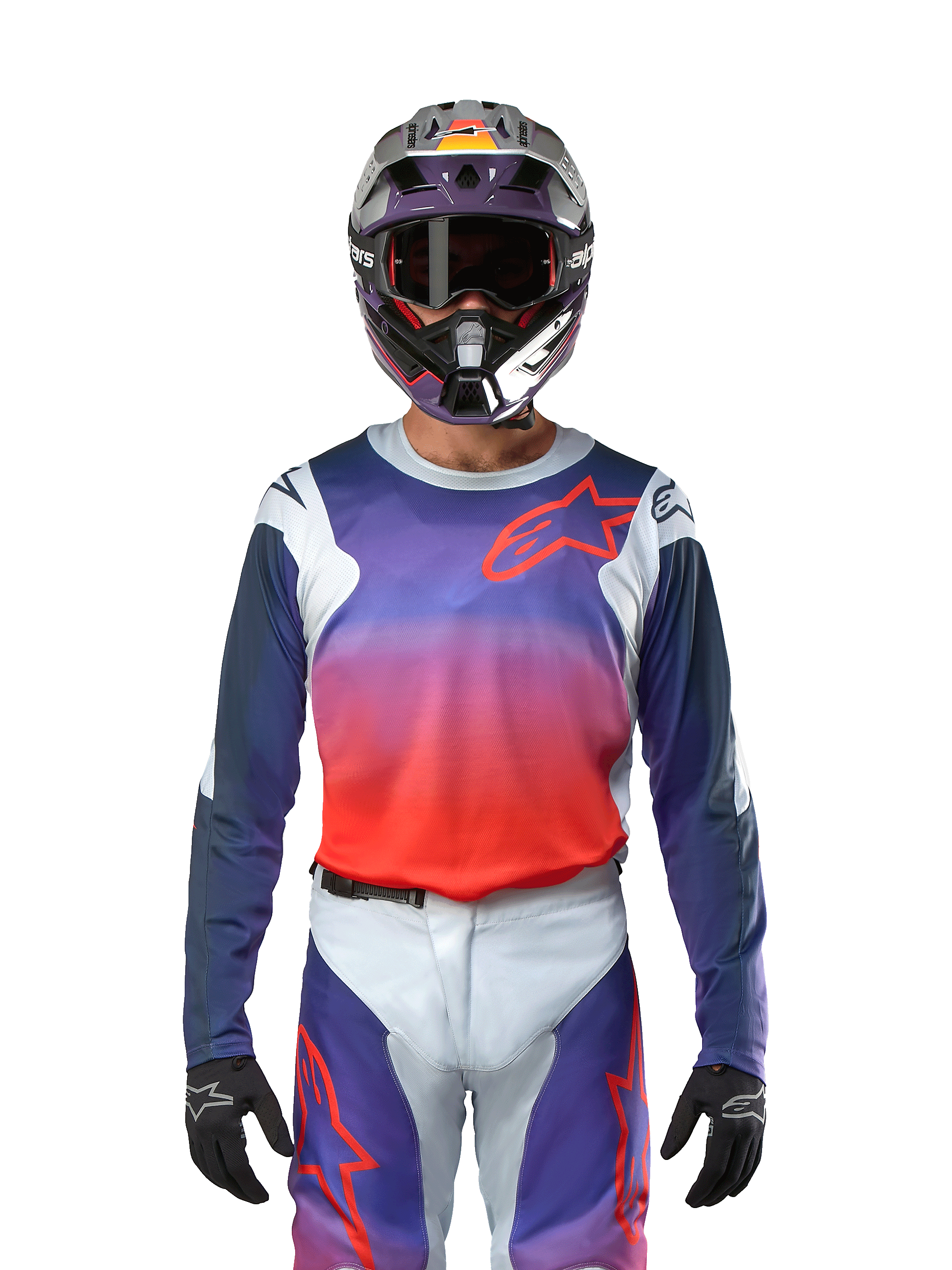 Alpinestars 2024 Racer Hoen Jersey w kolorze jasnoszarym, jaskrawym pomarańczowym i czarnym, koszulka motocrossowa noszona przez motocyklistę w kompletnym stroju, z żywym gradientem kolorów i logo gwiazdy Alpinestars na klatce piersiowej, zaprojektowana do jazdy w terenie