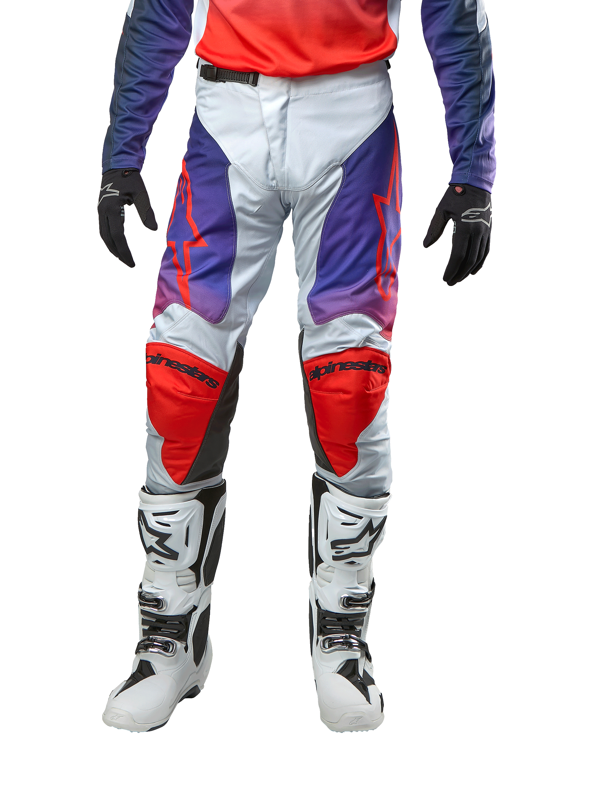 Alpinestars 2024 Racer Hoen Pants, spodnie motocrossowe, jasnoszare z jaskrawopomarańczowymi i fioletowymi akcentami, czarne logo na kolanach, w zestawie z białymi butami motocyklowymi i czarnymi rękawicami
