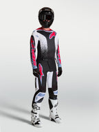 Alpinestars 2027 Fluid Drag Gear Set, męski wyścigowy strój motocrossowy, czarno-biały z czerwoną grafiką i białymi butami.