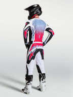 Alpinestars Fluid Drag Gear Set, męski zestaw odzieży motocrossowej, biały, czerwony i czarny, grafika z efektem sprayu, widok od tyłu.