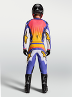 Alpinestars Fluid Drag Gear Set, męski liliowy i niebieski zestaw motocrossowy, złote detale, widok z tyłu na modelu.