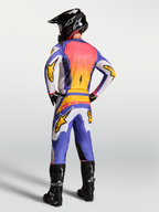 Zestaw Alpinestars Fluid Drag, koszulka i spodnie MX, męskie, niebieskie i liliowe ze złotym, widok z tyłu na modelu.