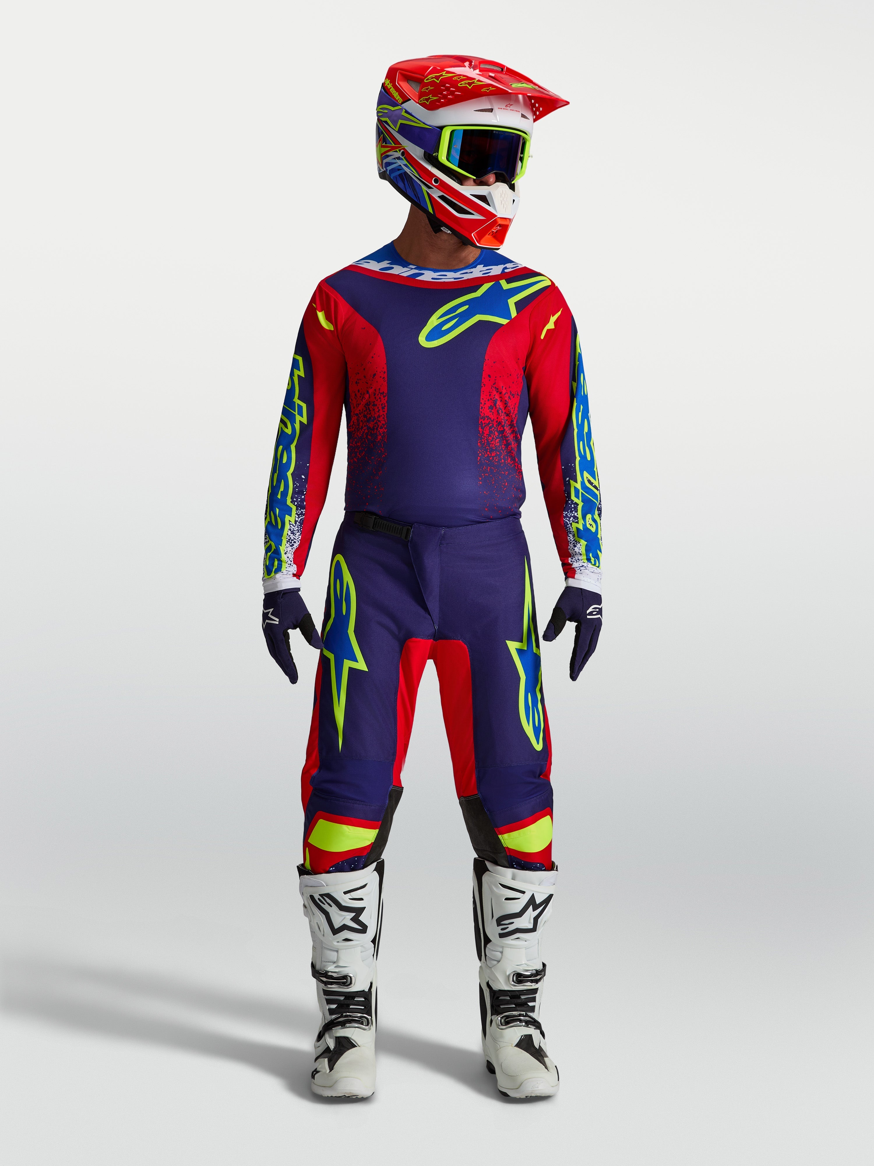 Alpinestars koszulka Fluid Drag AND Fluid Drag Gear Set, granatowo-czerwony strój motocrossowy, białe buty i kask.