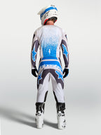 Alpinestars Fluid Drag Gear Set, męski zestaw odzieży MX, biały, szary i niebieski, widok od tyłu na koszulkę i spodnie o ergonomicznym kroju do jazdy motocrossowej