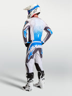Alpinestars 2027 Fluid Drag Gear Set, męski zestaw MX, szara koszulka i spodnie z niebieskimi detalami, widok z tyłu.