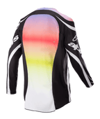 Alpinestars 2023 Racer Semi Jersey, koszulka motocrossowa, kolor czarny wielokolorowy, widok z tyłu z dużym centralnym panelem z wyrazistym gradientem od fioletu do żółtego, czarne rękawy i ramiona z białymi akcentami logo i zakrzywionymi liniami, zaprojektowana z myślą o wydajności w terenie