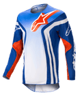 Alpinestars 2023 Racer Semi Jersey, koszulka motocrossowa z długim rękawem, niebiesko-biały gradient z jaskrawopomarańczowymi akcentami, duże pomarańczowe logo Alpinestars na klatce piersiowej, wyraźne białe pionowe pasy po bokach, lekki materiał odprowadzający wilgoć do jazdy terenowej