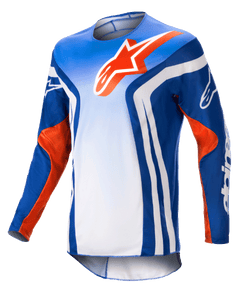 Alpinestars 2023 Racer Semi Jersey, koszulka motocrossowa z długim rękawem, niebiesko-biały gradient z jaskrawopomarańczowymi akcentami, duże pomarańczowe logo Alpinestars na klatce piersiowej, wyraźne białe pionowe pasy po bokach, lekki materiał odprowadzający wilgoć do jazdy terenowej