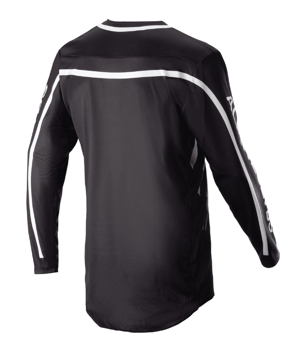 Alpinestars 2023 Racer Found Jersey, czarna koszulka motocrossowa, widok z tyłu z białymi pasami na ramionach i rękawach, konstrukcja z długim rękawem i przedłużonym tyłem, lekki i oddychający materiał o wysokiej wydajności