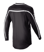 Alpinestars 2023 Racer Found Jersey, czarna koszulka motocrossowa, widok z tyłu z białymi pasami na ramionach i rękawach, konstrukcja z długim rękawem i przedłużonym tyłem, lekki i oddychający materiał o wysokiej wydajności