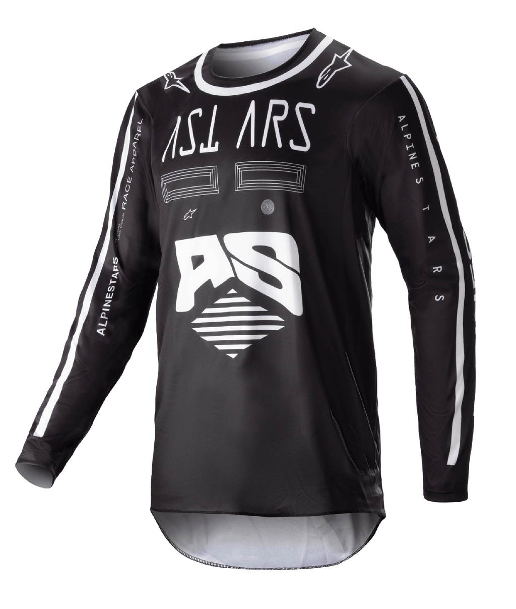Alpinestars 2023 Racer Found Jersey, czarna koszulka motocrossowa z długim rękawem, białe abstrakcyjne grafiki i duże logo AS, branding ASTARS na piersi, okrągły kołnierz z białą lamówką, wyczynowa odzież wyścigowa