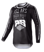 Alpinestars 2023 Racer Found Jersey, czarna koszulka motocrossowa z długim rękawem, białe abstrakcyjne grafiki i duże logo AS, branding ASTARS na piersi, okrągły kołnierz z białą lamówką, wyczynowa odzież wyścigowa