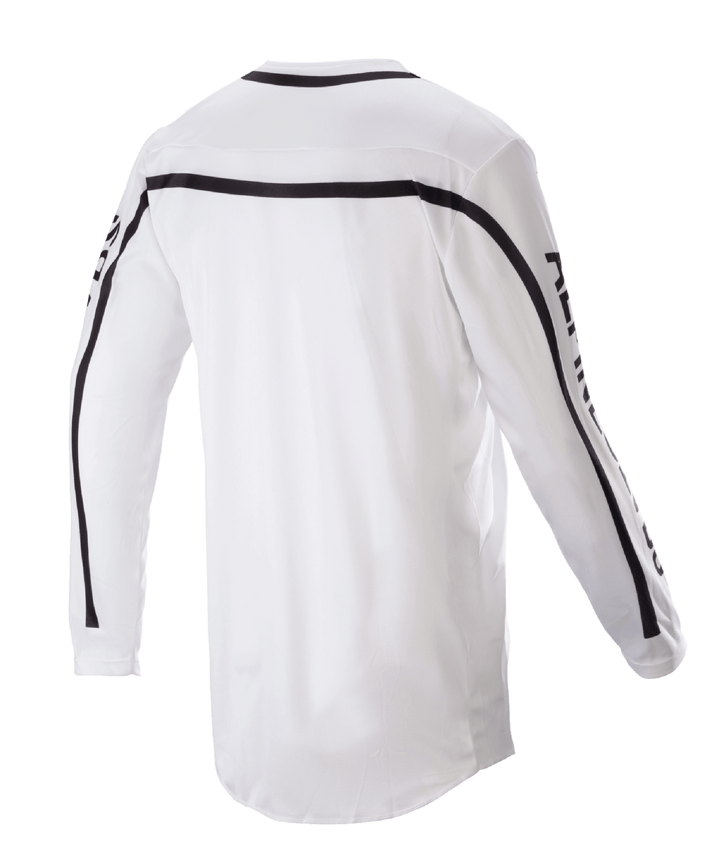 Alpinestars 2023 Racer Found Jersey, koszulka motocrossowa, biała, widok z tyłu z czarnymi paskami na ramionach i rękawach, przedłużony tył dla lepszej osłony, lekka konstrukcja z tkaniny poliestrowej