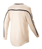 Alpinestars 2023 Racer Found Jersey, koszulka motocrossowa, kolor Mountain (beżowy), widok z tyłu, z czarnymi pasami na ramionach i wzdłuż rękawów, ergonomiczny krój z wydłużonym tyłem zapewniający lepszą osłonę podczas jazdy