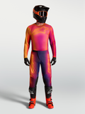 Alpinestars Fluid Kepler Gear Set i spodnie, fioletowo-pomarańczowy zestaw motocrossowy z gradientem prezentowany na modelu.