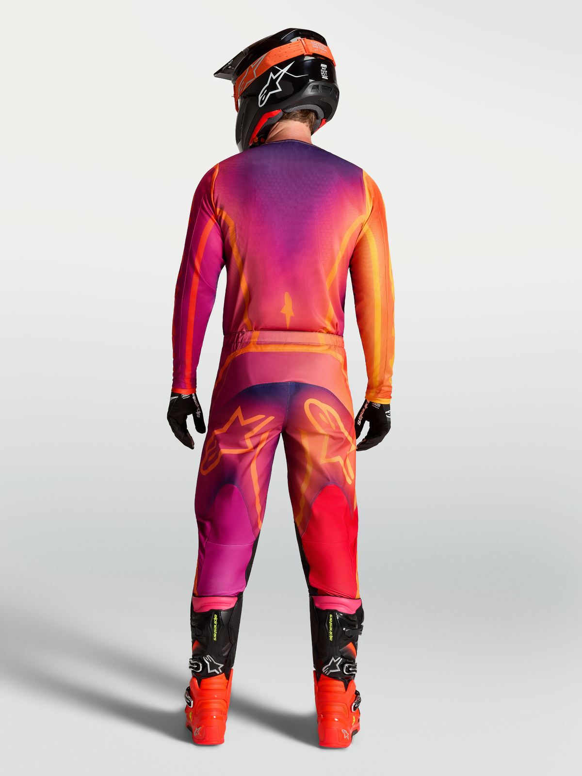 Alpinestars Fluid Kepler, spodnie motocrossowe off-road, fioletowe i pomarańczowe, widok z tyłu na modelu.