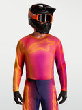Koszulka Alpinestars Fluid Kepler, fioletowa i pomarańczowa koszulka MX, materiał odprowadzający wilgoć, krój sportowy.