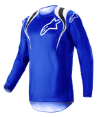 Alpinestars Fluid Narin Jersey 2023, koszulka motocrossowa, niebieska z białymi i czarnymi akcentami na ramionach, białe logo na klatce piersiowej, lekka konstrukcja z długim rękawem do wyścigów terenowych