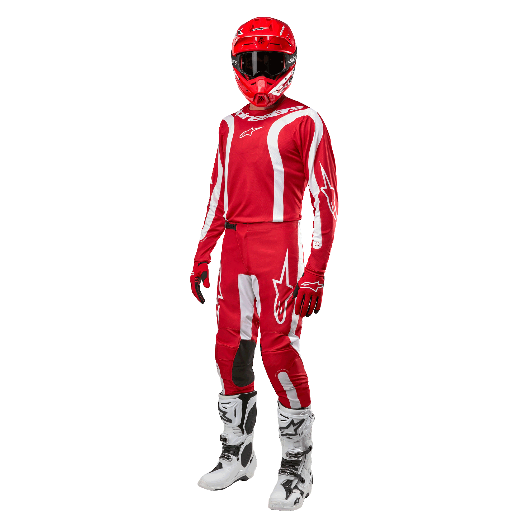 Zawodnik motocrossowy w pełnym stroju wyścigowym, koszulka Alpinestars 2024 Fluid Lurv w kolorze Mars Red i białym, dopasowane czerwone spodnie z białymi akcentami, czerwony kask, czerwone rękawice oraz biało-czarne buty, skoordynowany zestaw do wyścigów off-road