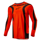 Alpinestars 2024 Fluid Lurv Jersey, koszulka motocrossowa, jaskrawopomarańczowa i czarna, długie rękawy z czarnymi zakrzywionymi panelami, czarne logo Alpinestars na klatce piersiowej i branding na kołnierzu, sportowy krój do wyścigów off-road