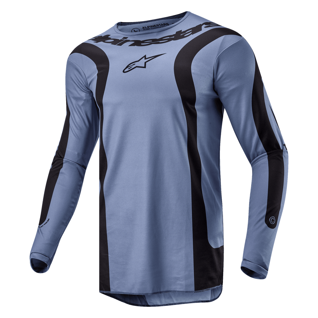 Alpinestars 2024 Fluid Lurv Jersey, koszulka motocrossowa, jasnoniebiesko-czarna, wyraźne zakrzywione czarne grafiki na przodzie i rękawach, centralne logo Alpinestars na piersi, techniczna konstrukcja poliestrowa ze sportowym kołnierzykiem