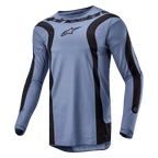 Alpinestars 2024 Fluid Lurv Jersey, koszulka motocrossowa, jasnoniebiesko-czarna, wyraźne zakrzywione czarne grafiki na przodzie i rękawach, centralne logo Alpinestars na piersi, techniczna konstrukcja poliestrowa ze sportowym kołnierzykiem