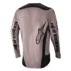 Alpinestars 2024 Fluid Lurv Jersey, koszulka motocrossowa, Mud Black, widok z tyłu z dużym brandingiem Alpinestars na rękawach i w dolnej części pleców, czarne panele na ramionach i bokach, wyczynowa odzież do jazdy terenowej