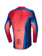 Alpinestars 2026 Supertech Vista Jersey, koszulka motocrossowa, ciemnogranatowa, jaskrawokoralowa i kobaltowa, widok z tyłu pokazujący przedłużony profil pleców i lekką konstrukcję z siateczki
