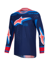 Alpinestars Supertech Vista Jersey 2026, koszulka motocrossowa, ciemnogranatowa z koralowymi i kobaltowymi akcentami, duże logo Astar na klatce piersiowej i rękawach, sportowy krój wyścigowy z laserowo wycinanymi perforacjami i bezszwowym kołnierzykiem
