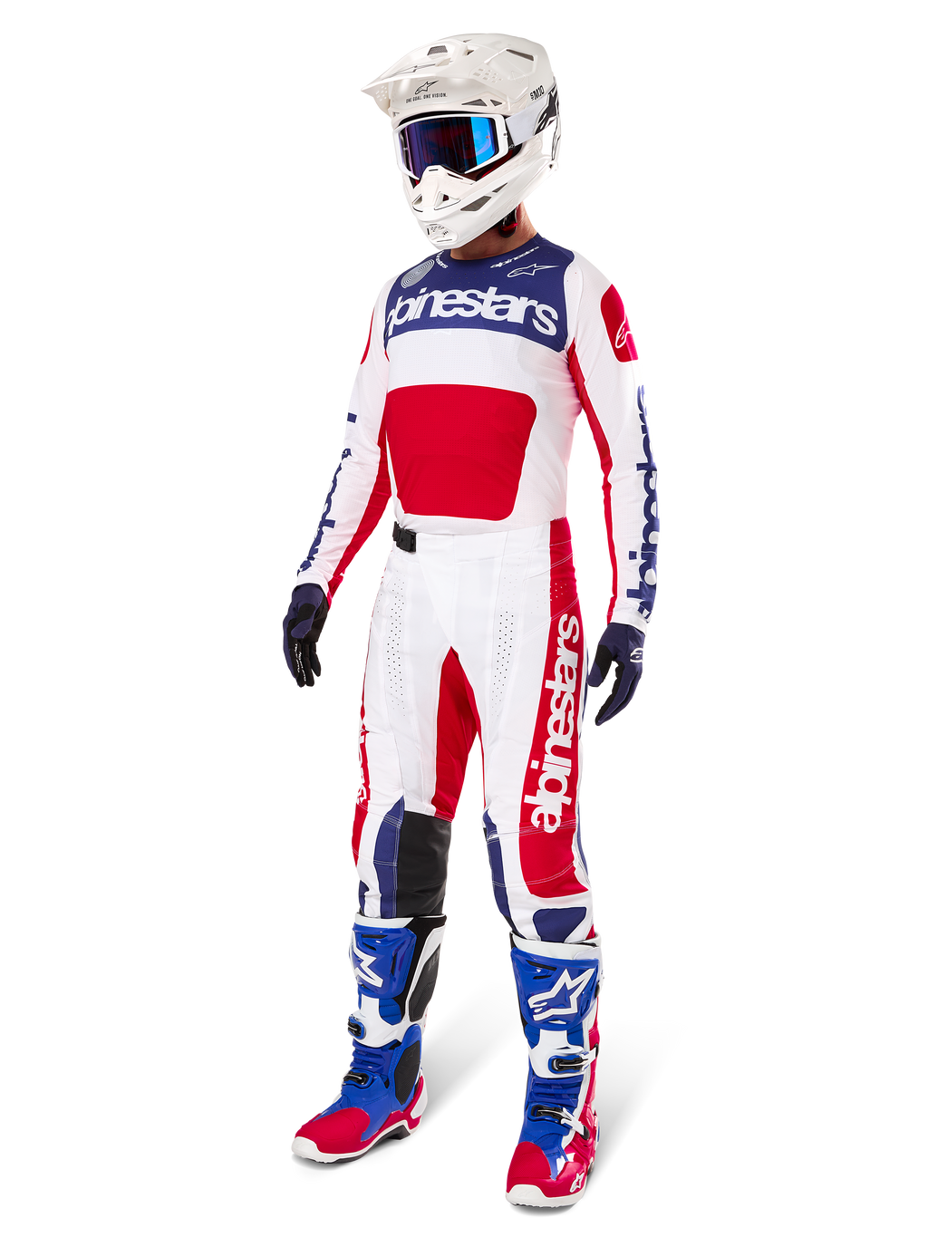 Alpinestars Limited Edition Techstar Fortitude Gear Set, strój motocrossowy, czerwony, biały i niebieski, biała koszulka z wyrazistymi grafikami, pasujące spodnie wyścigowe, biały kask z goglami, dopasowane niebieskie i czerwone buty, profesjonalny sprzęt wyścigowy do jazdy w terenie