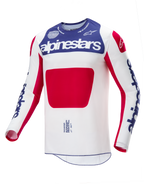 Alpinestars Limited Edition Techstar Fortitude Jersey, koszulka motocrossowa, biało-czerwono-niebieska, biały główny korpus z niebieskim panelem na klatce piersiowej i czerwoną grafiką, niebieskie logo Alpinestars na rękawach, sportowy wyścigowy krój