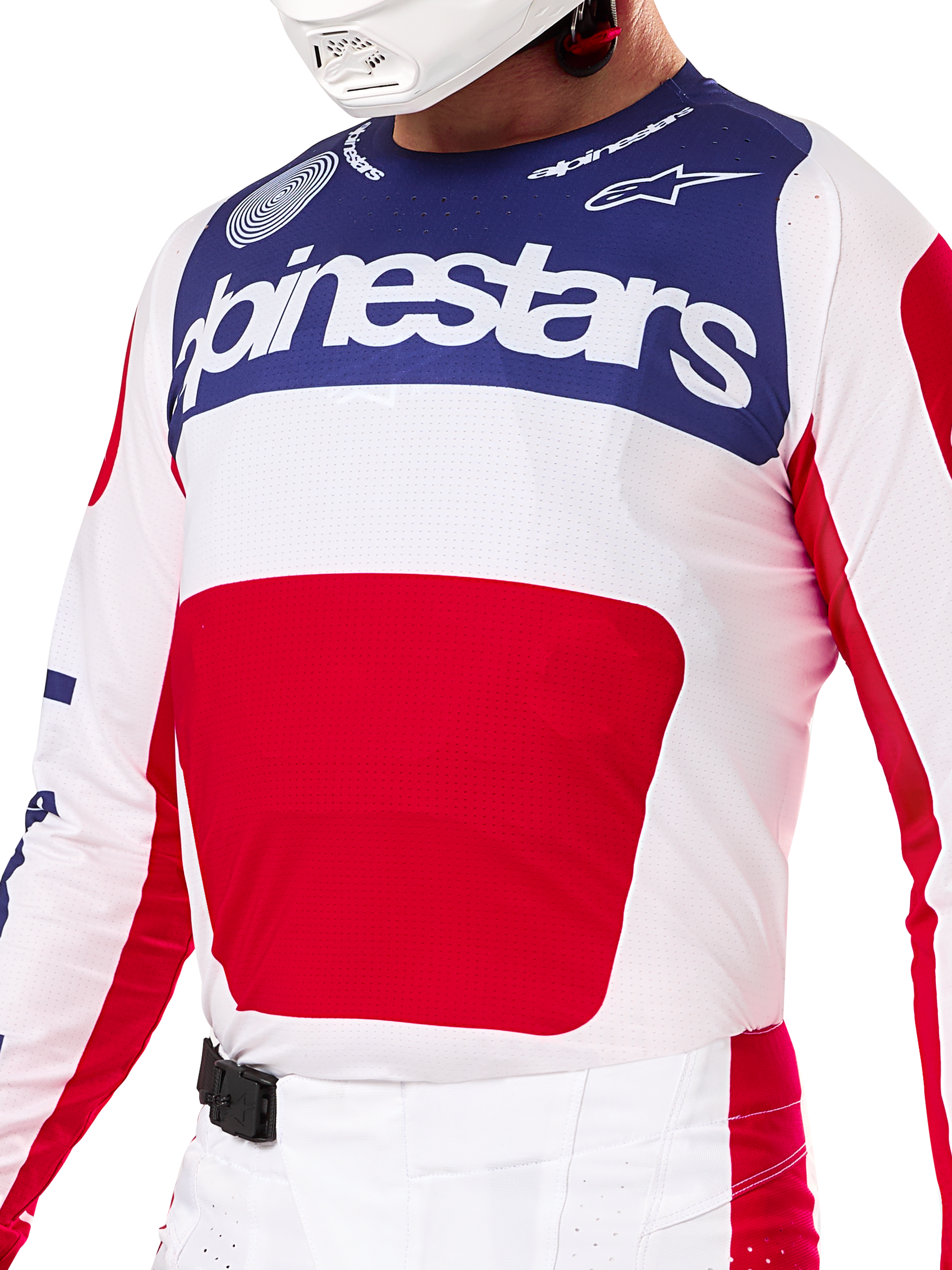 Alpinestars Limited Edition Techstar Fortitude Gear Set, koszulka i spodnie motocrossowe w barwach czerwono-biało-niebieskich, biała koszulka z granatowym górnym panelem i dużą czerwoną grafiką na środku, pasujące biało-czerwone spodnie z klamrą magnetyczną SX2, sportowy krój z laserowo wycinanymi perforacjami do wyścigów off-road