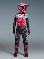 Alpinestars Techstar Beast Coast, limitowana koszulka MX, czerwono-niebieska grafika, spodnie camo, kask i buty.