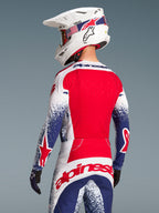Zestaw Alpinestars Techstar Unity edycja limitowana, czerwono-biało-niebieski strój motocrossowy z gwiazdami, widok od tyłu.
