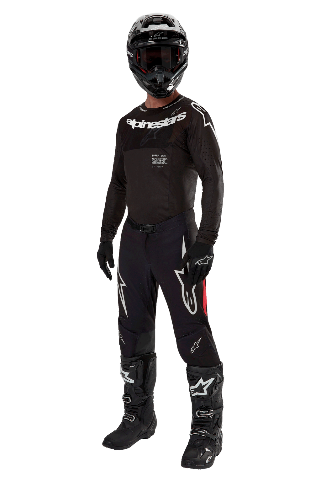 Motocyklista motocrossowy w kompletnym stroju wyścigowym, koszulka 2024 Supertech Ward w kolorze Black Red Berry, czarna koszulka z białym brandingiem Alpinestars, czarne spodnie z czerwonymi panelami bocznymi i dużymi białymi logotypami Astars, czarny kask, rękawice i buty, profesjonalny zestaw do wyścigów off-road
