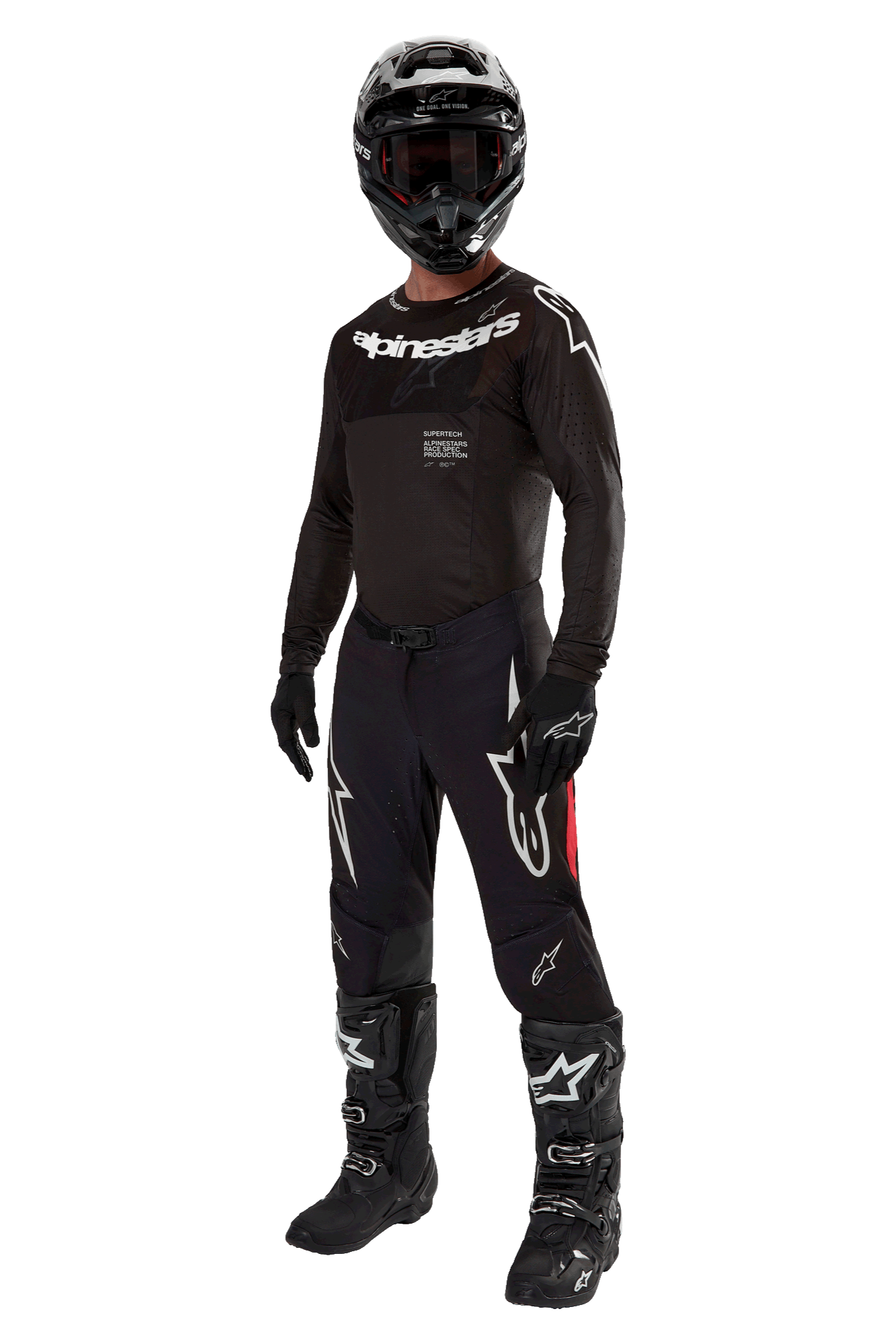 Motocyklista motocrossowy w kompletnym stroju wyścigowym, koszulka 2024 Supertech Ward w kolorze Black Red Berry, czarna koszulka z białym brandingiem Alpinestars, czarne spodnie z czerwonymi panelami bocznymi i dużymi białymi logotypami Astars, czarny kask, rękawice i buty, profesjonalny zestaw do wyścigów off-road