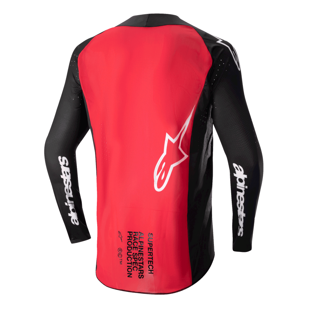 Alpinestars 2024 Supertech Ward Jersey, koszulka motocrossowa, czarno-czerwona (Red Berry), widok z tyłu przedstawiający duży czerwony panel na plecach, czarne siateczkowe rękawy z białym brandingiem Alpinestars, białe logo gwiazdy oraz napis Supertech Race Spec w dolnej części pleców.