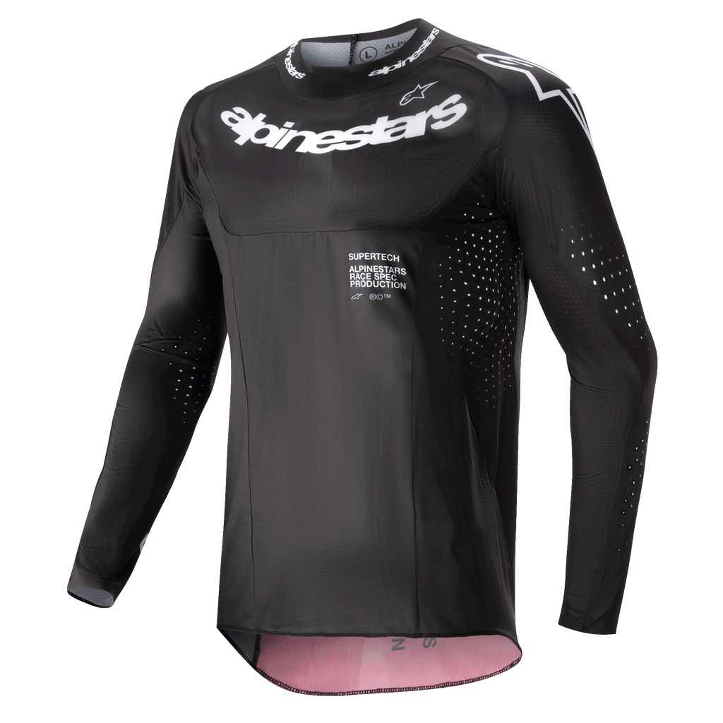 Alpinestars Supertech Ward Jersey 2024, koszulka motocrossowa, czarna z jagodowymi akcentami, białe logo Alpinestars na piersi i kołnierzyku, laserowo wycinane otwory wentylacyjne na rękawach i bokach, sportowy krój wyścigowy z jagodowymi akcentami wewnątrz.