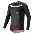 Alpinestars Supertech Ward Jersey 2024, koszulka motocrossowa, czarna z jagodowymi akcentami, białe logo Alpinestars na piersi i kołnierzyku, laserowo wycinane otwory wentylacyjne na rękawach i bokach, sportowy krój wyścigowy z jagodowymi akcentami wewnątrz.