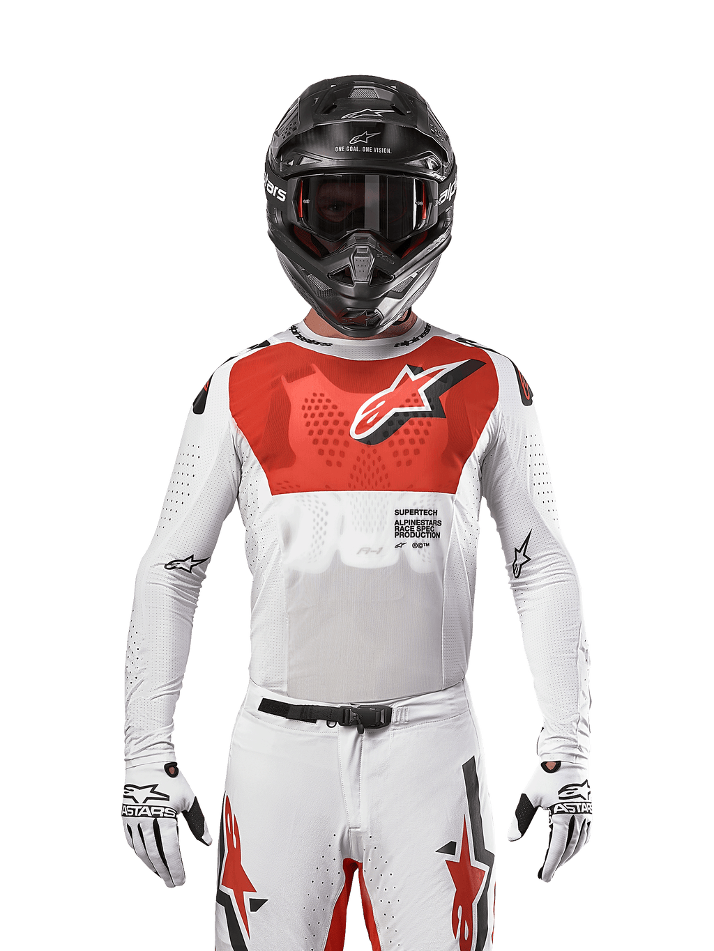 Motocyklista motocrossowy w koszulce Alpinestars 2024 Supertech Ward Jersey w kolorze White Hot Orange, biała koszulka z elastycznej siateczki z wyraźną czerwoną grafiką i logo na klatce piersiowej, czarny kask z ciemnymi goglami, białe rękawice, profesjonalny sprzęt do jazdy off-road