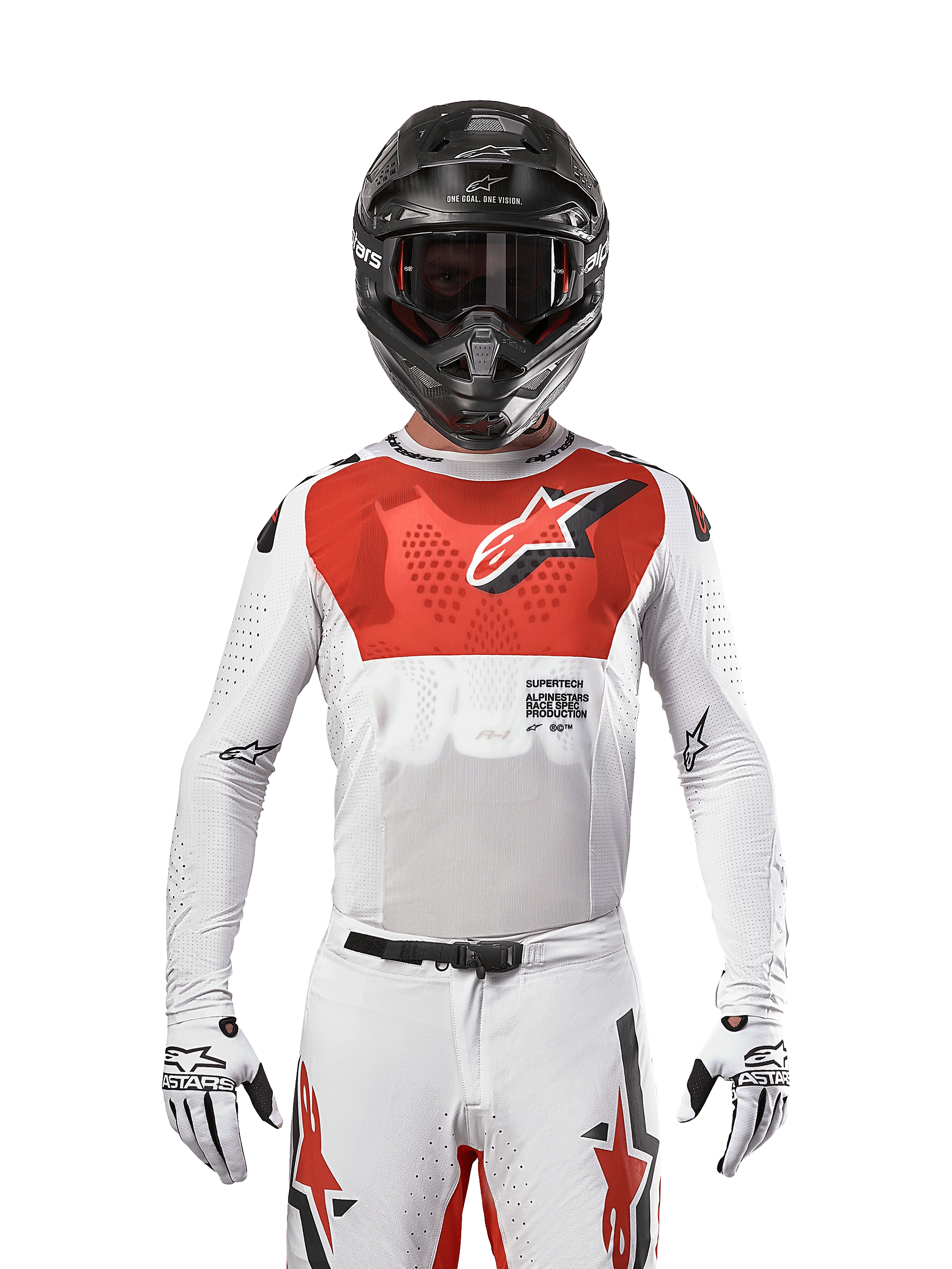 Motocyklista motocrossowy w koszulce Alpinestars 2024 Supertech Ward Jersey w kolorze White Hot Orange, biała koszulka z elastycznej siateczki z wyraźną czerwoną grafiką i logo na klatce piersiowej, czarny kask z ciemnymi goglami, białe rękawice, profesjonalny sprzęt do jazdy off-road