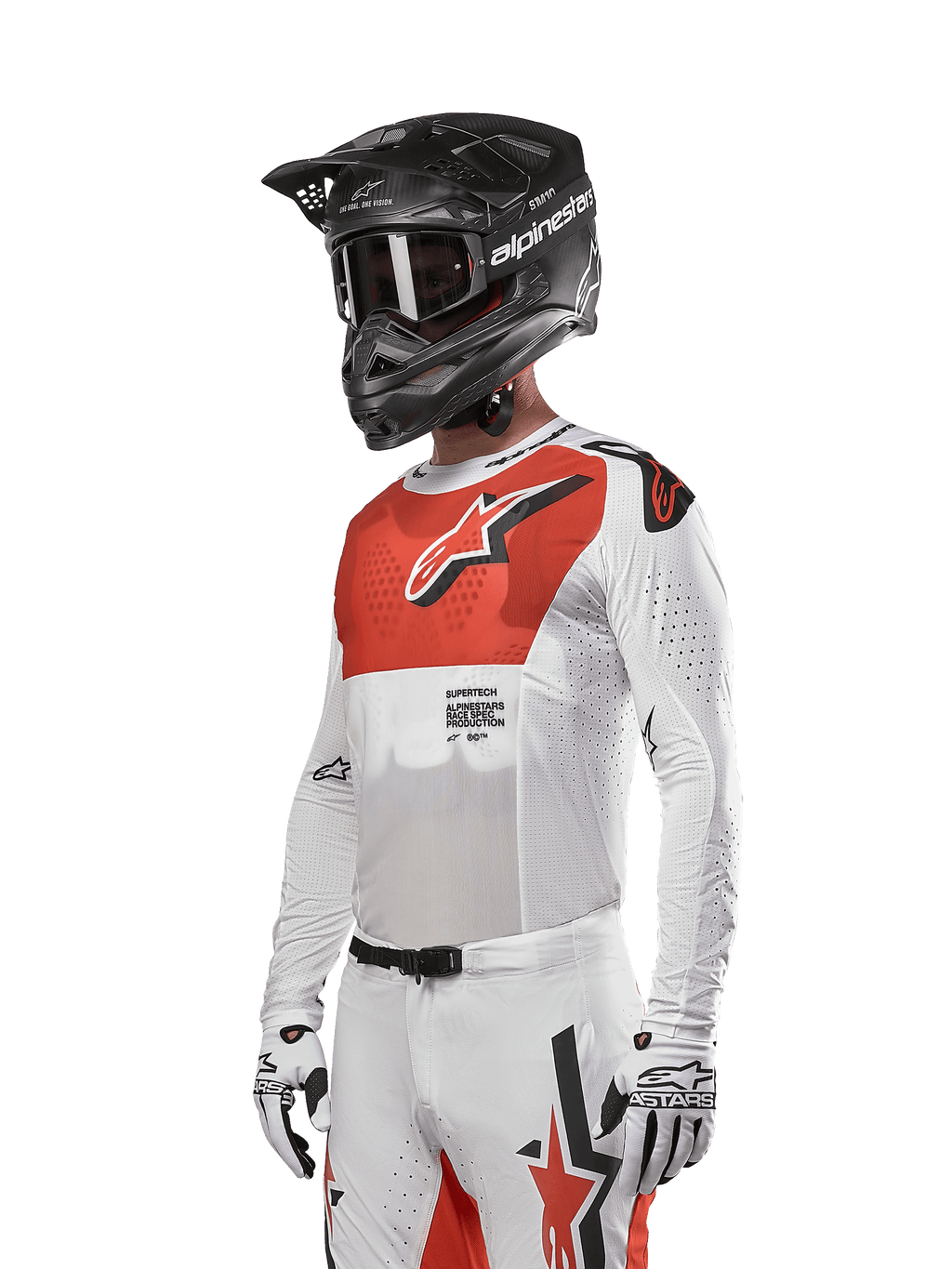 Alpinestars 2024 Supertech Ward Jersey, koszulka motocrossowa, biała i intensywnie pomarańczowa, z czerwonym panelem na klatce piersiowej i białym logo gwiazdy, długie rękawy z laserowo wycinanymi perforacjami, noszona z czarnym kaskiem i białymi rękawiczkami, sportowy krój wyścigowy