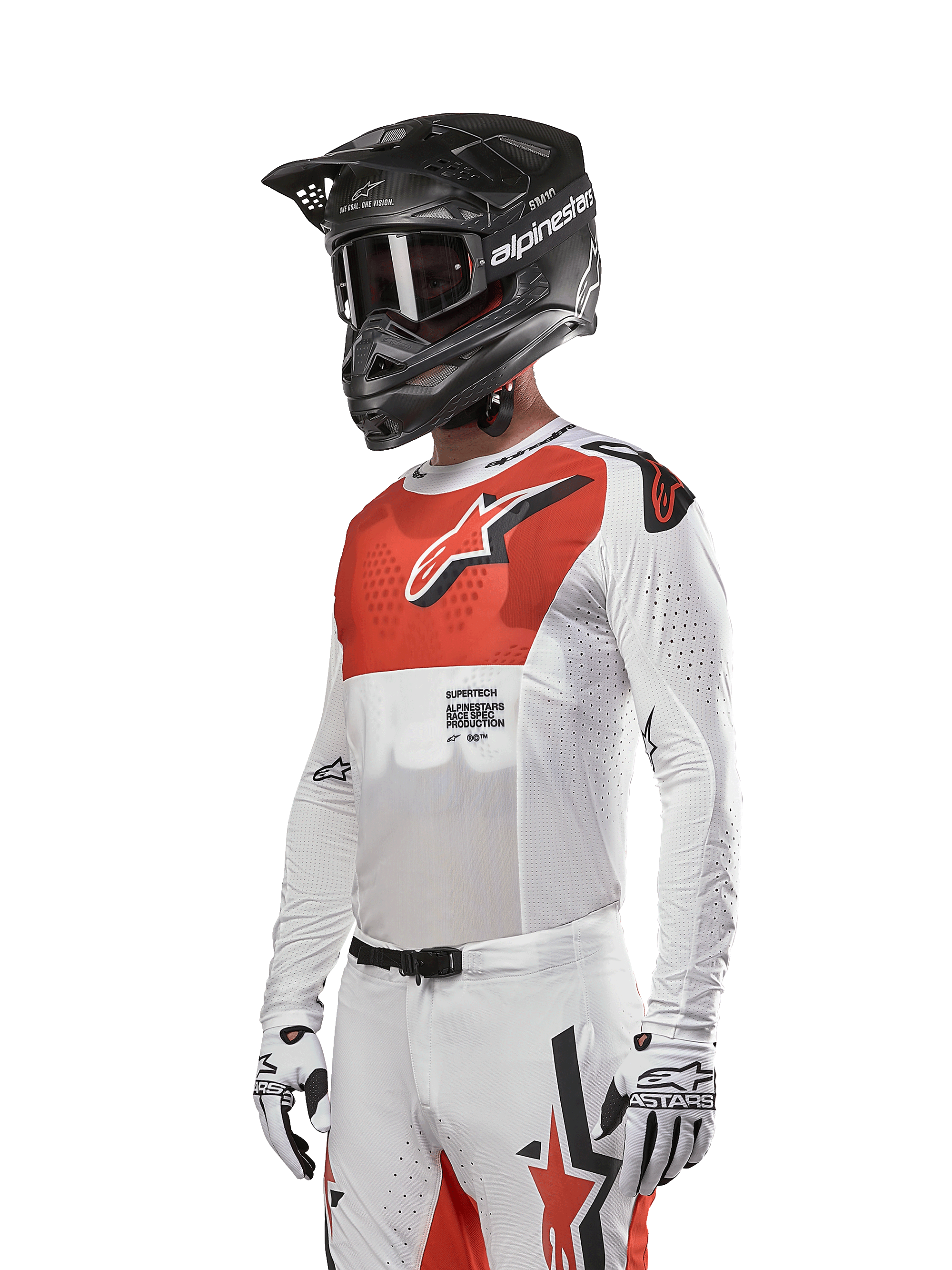 Alpinestars 2024 Supertech Ward Jersey, koszulka motocrossowa, biała i intensywnie pomarańczowa, z czerwonym panelem na klatce piersiowej i białym logo gwiazdy, długie rękawy z laserowo wycinanymi perforacjami, noszona z czarnym kaskiem i białymi rękawiczkami, sportowy krój wyścigowy