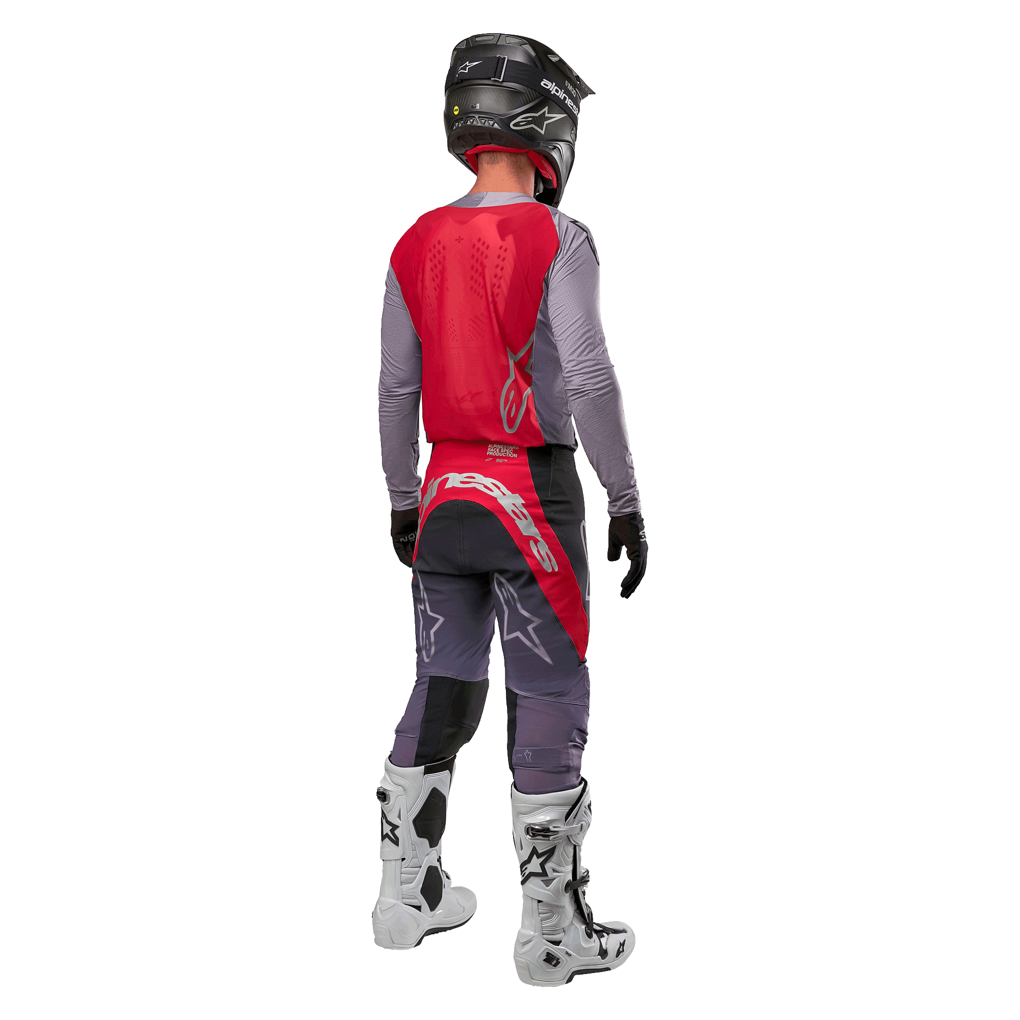 Alpinestars 2024 Supertech Dade Jersey, koszulka motocrossowa, kolor Iron Red Berry i szary, widok z tyłu na motocykliście, czerwony panel tylny z szarym logo i szarymi rękawami, noszona z dopasowanymi szaro-czerwonymi spodniami wyścigowymi, białymi butami i czarnym kaskiem, profesjonalna odzież off-road.