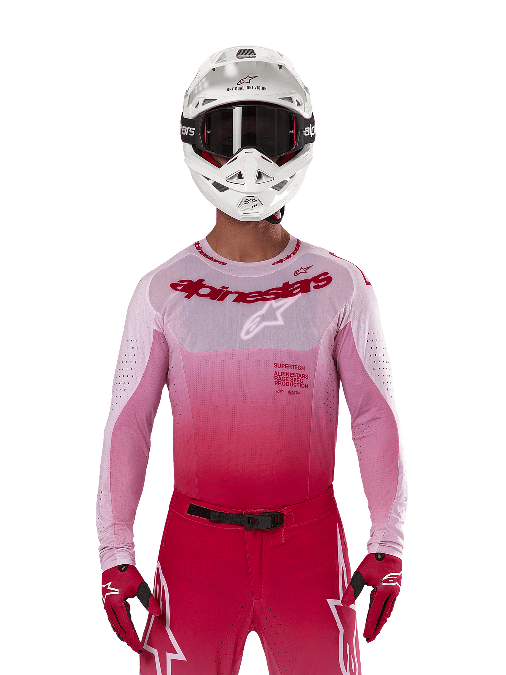 Zawodnik motocrossowy w koszulce Alpinestars 2024 Supertech Dade w kolorze Red Berry Lilac, pasujące spodnie, biały kask z czarnymi goglami i czerwone rękawice, profesjonalny strój wyścigowy z gradientem różu i czerwieni