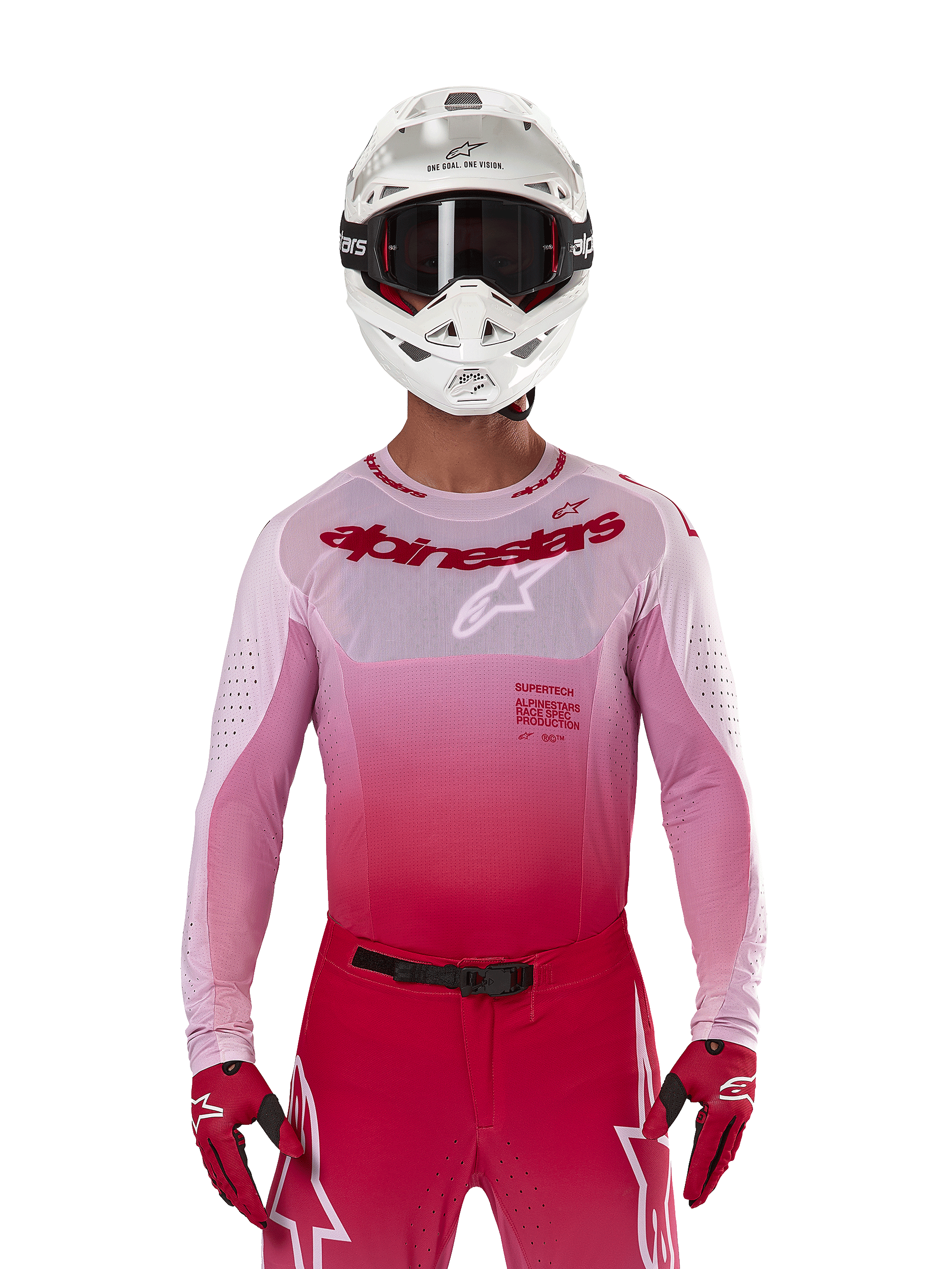 Zawodnik motocrossowy w koszulce Alpinestars 2024 Supertech Dade w kolorze Red Berry Lilac, pasujące spodnie, biały kask z czarnymi goglami i czerwone rękawice, profesjonalny strój wyścigowy z gradientem różu i czerwieni
