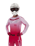 Alpinestars Supertech Dade Jersey 2024, odzież motocrossowa, gradientowy wzór Red Berry Lilac, koszulka z długim rękawem i laserowo wycinanymi perforacjami, zawodnik w białym kasku oraz pasujących czerwonych rękawicach i spodniach, profesjonalny zestaw motocrossowy na białym tle