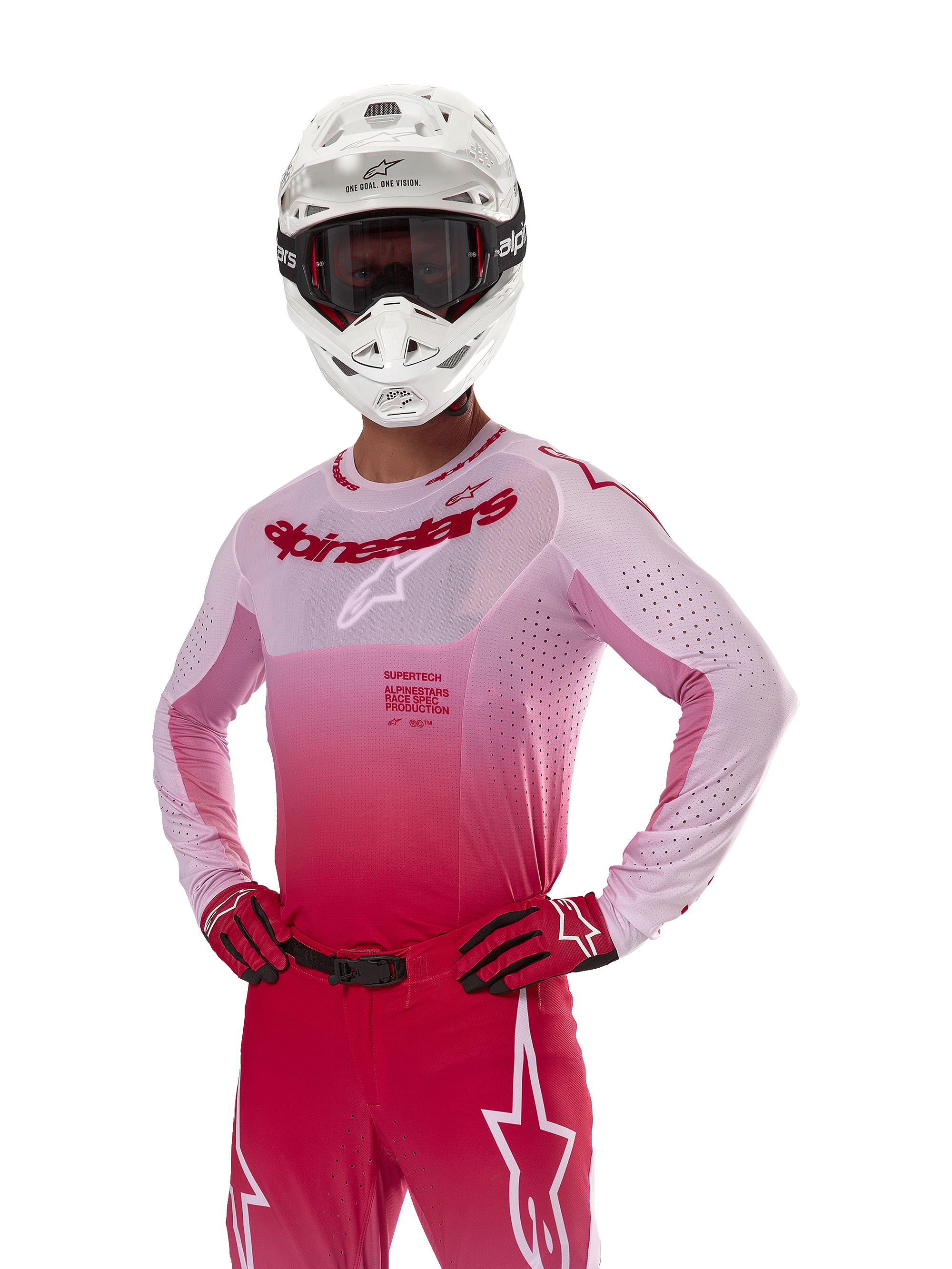 Alpinestars Supertech Dade Jersey 2024, odzież motocrossowa, gradientowy wzór Red Berry Lilac, koszulka z długim rękawem i laserowo wycinanymi perforacjami, zawodnik w białym kasku oraz pasujących czerwonych rękawicach i spodniach, profesjonalny zestaw motocrossowy na białym tle