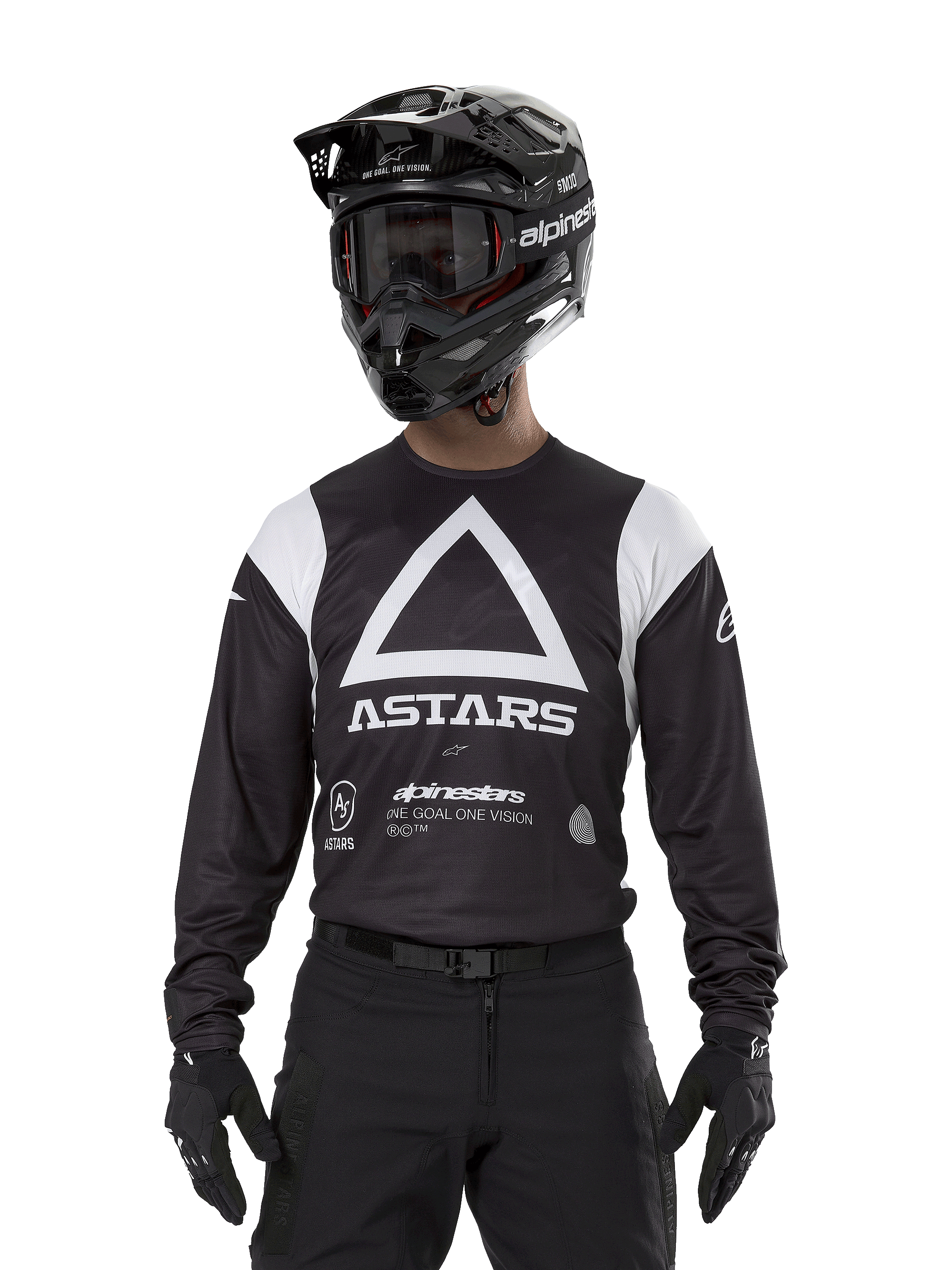 Alpinestars Techdura Jersey, czarna koszulka enduro, duża biała grafika z trójkątem i logo ASTARS na klatce piersiowej, białe panele na ramionach, motocyklista w czarnym kasku motocrossowym, goglach i pasującym czarnym stroju terenowym