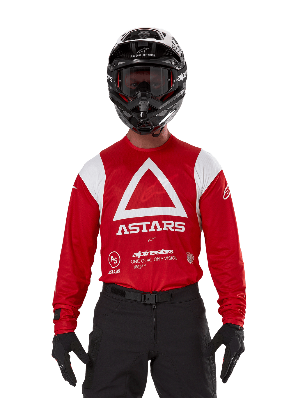 Kierowca motocrossowy w koszulce Alpinestars Techdura Jersey, jasnoczerwona z białą grafiką, duży biały trójkąt i logo ASTARS na klatce piersiowej, czarny kask, czarne gogle i czarny strój, zestaw do jazdy enduro i off-road